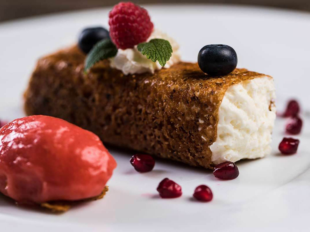 Dessert mit einem Sorbet und einem Mousse in einer Hippe - Hotel Patriarch