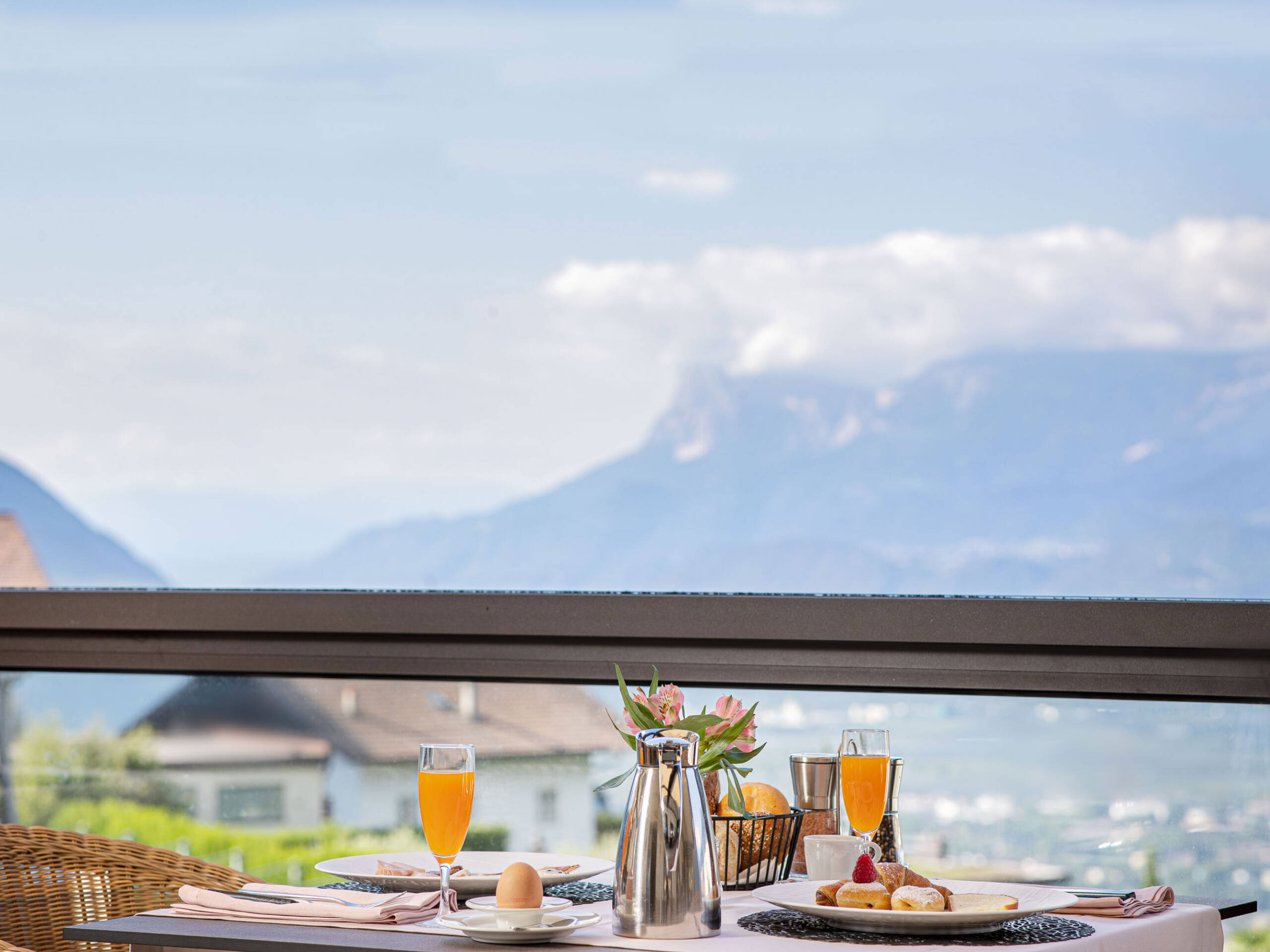 Gedeckter Frühstückstisch auf der Terrasse mit schönem Ausblick - Hotel Patriarch