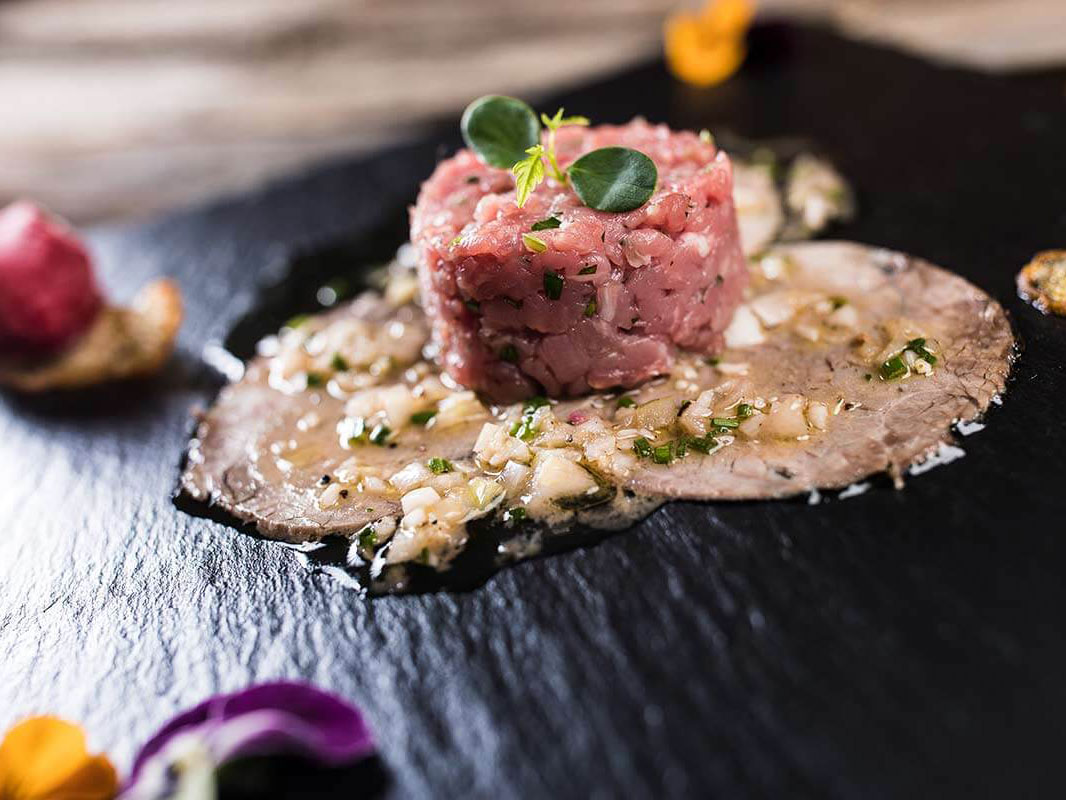 Carpaccio und Tartar auf einer Schieferplatte serviert - Hotel Patriarch