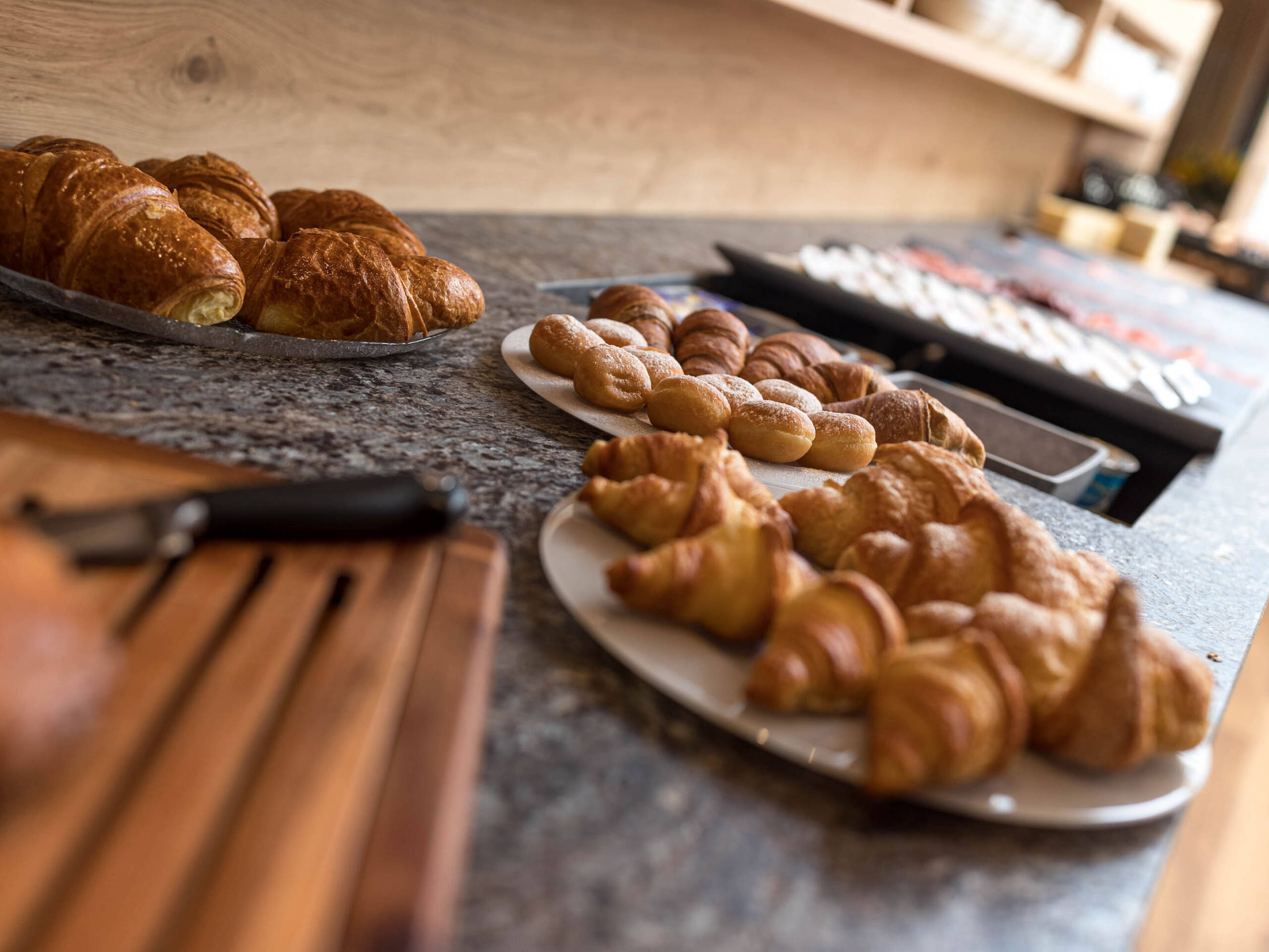 Croissants und anderes Gebäck am Frühstücksbuffet - Hotel Patriarch
