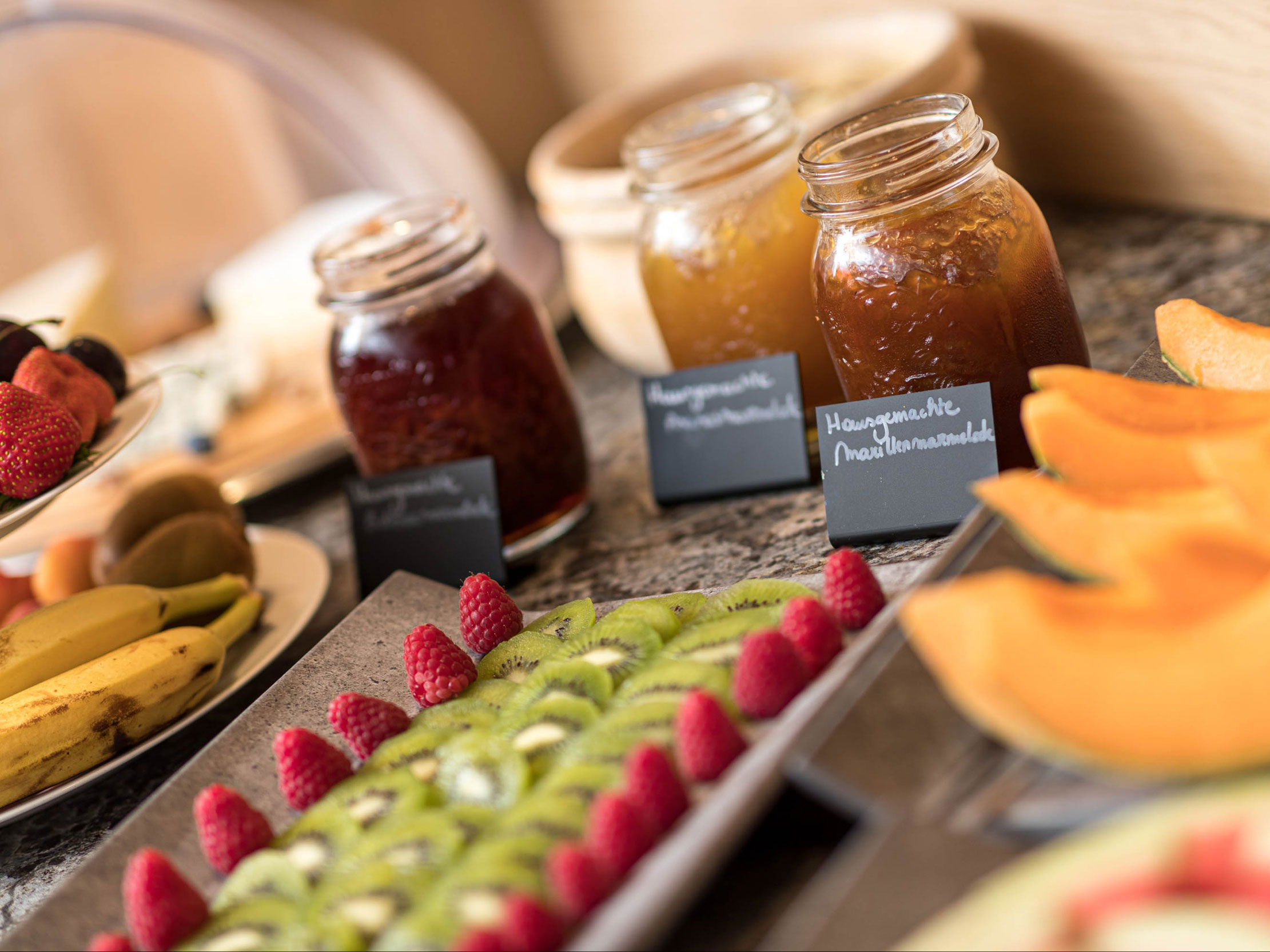 Verschiedene Marmeladen und Obstsorten am Frühstücksbuffet - Hotel Patriarch
