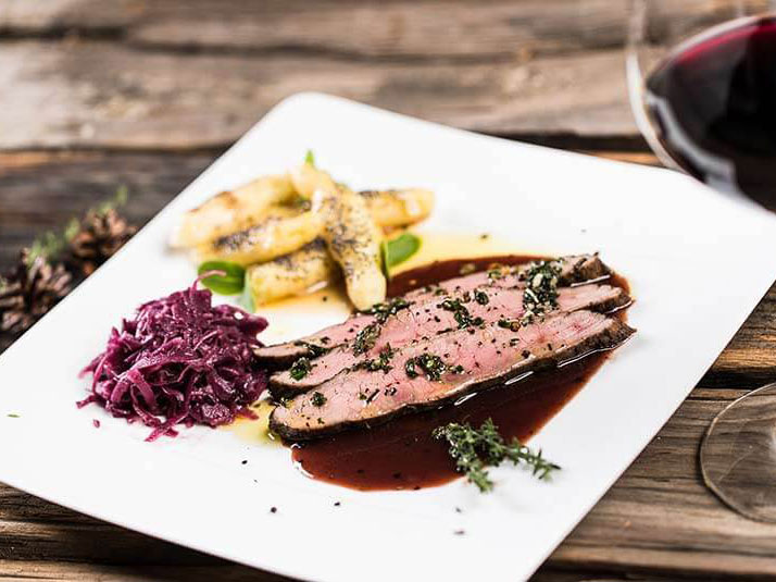 Fleischgericht mit Blaukraut und Schupfnudeln - Hotel Patriarch