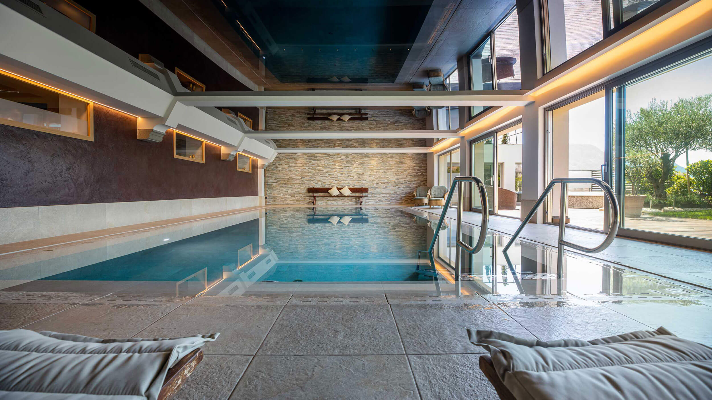 Großes Hallenbad mit Einstiegstreppe - Hotel Patriarch