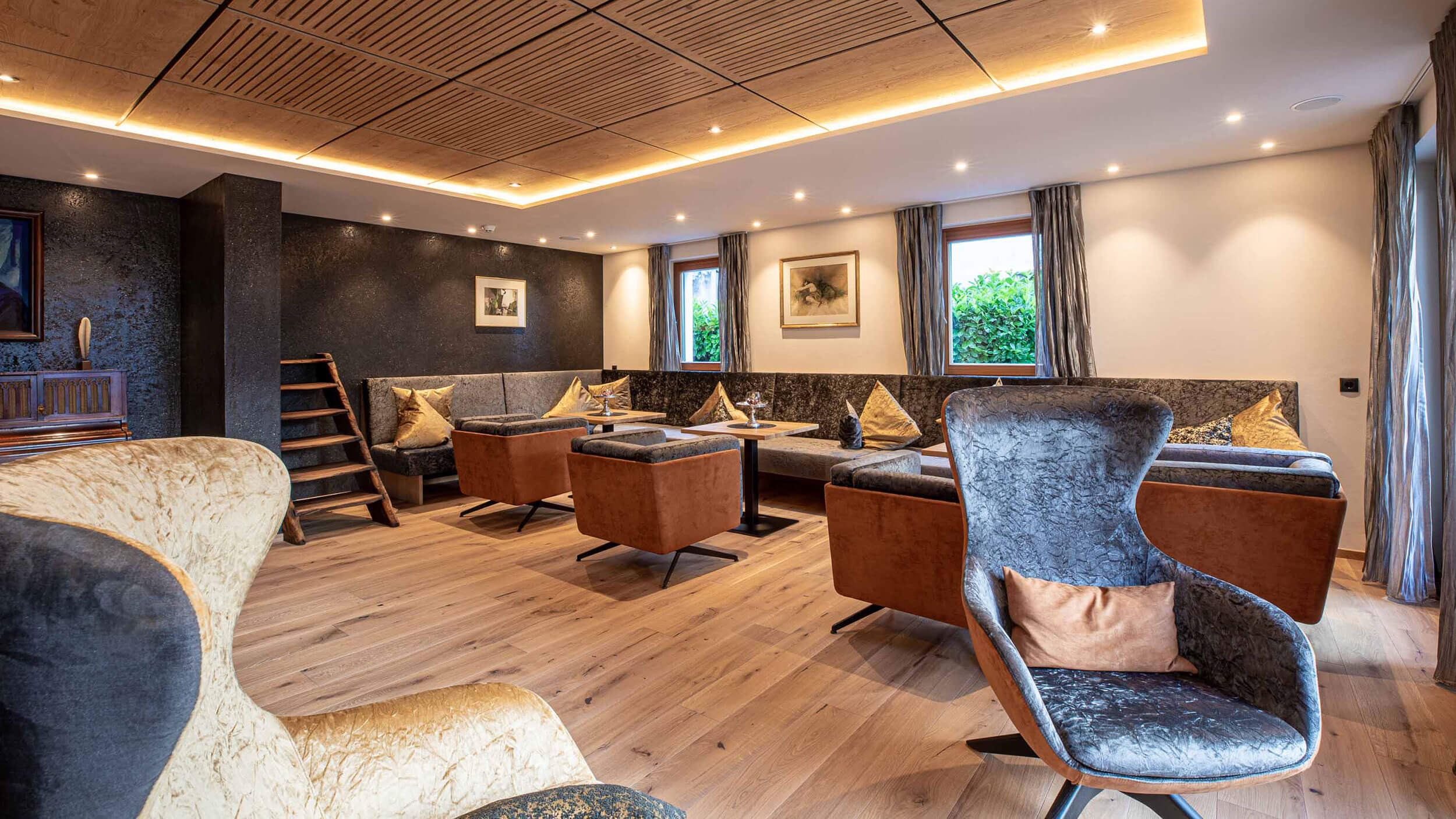 Barbereich mit mehreren Sitzmöglichkeiten und Tischen - Hotel Patriarch