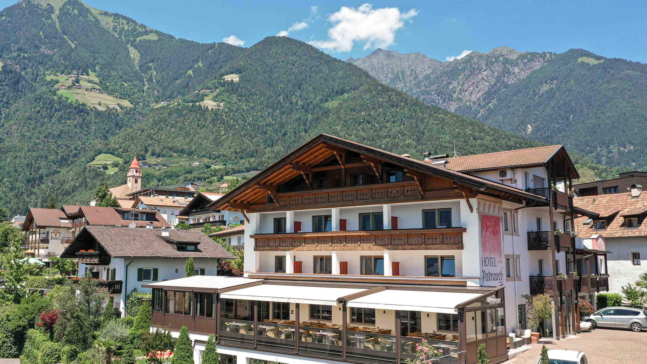 Außenansicht auf das Hotel mit der Sonnenterrasse - Hotel Patriarch