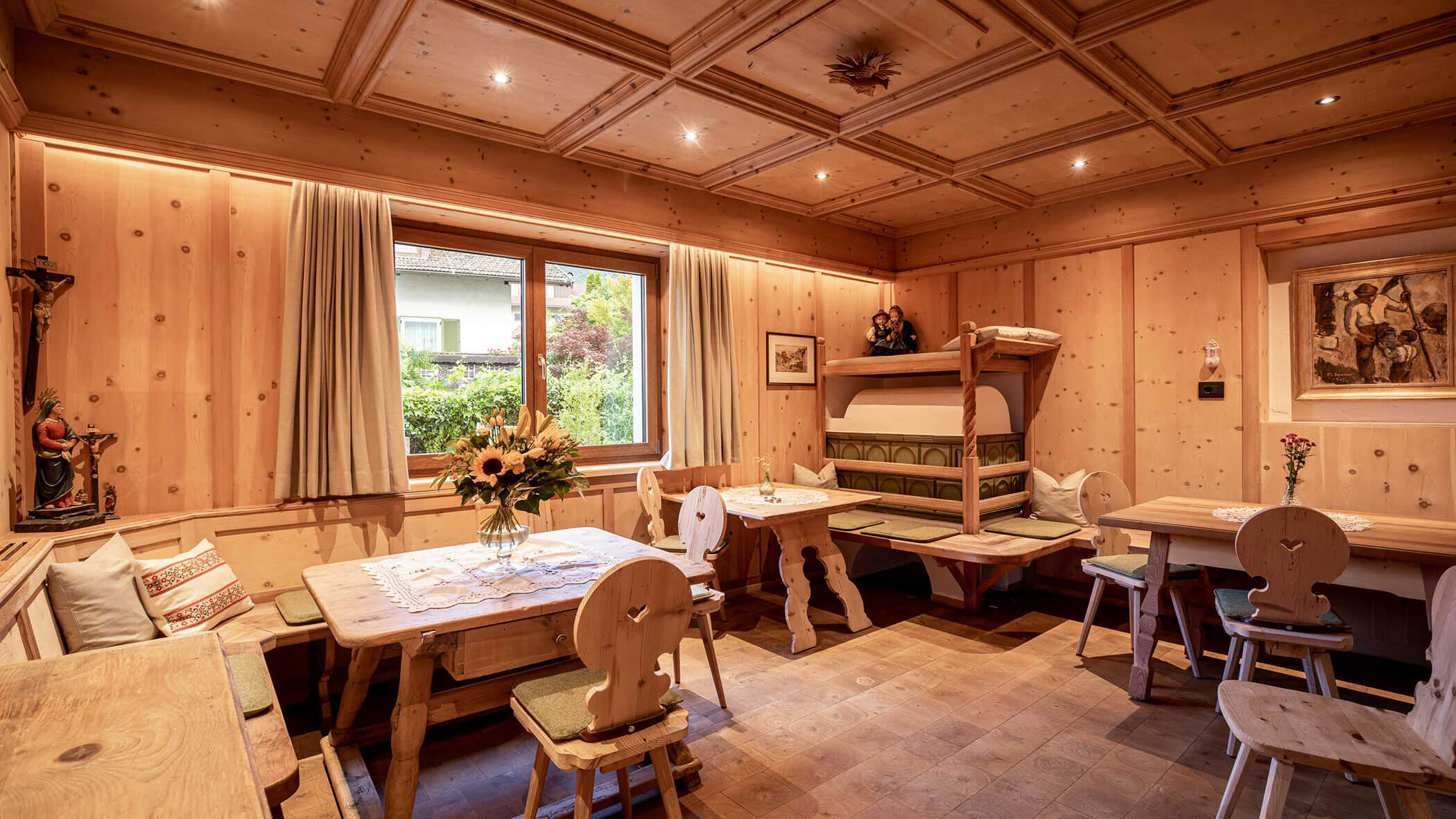 Bauernstube mit Bauernofen und Holzmöbeln - Hotel Patriarch