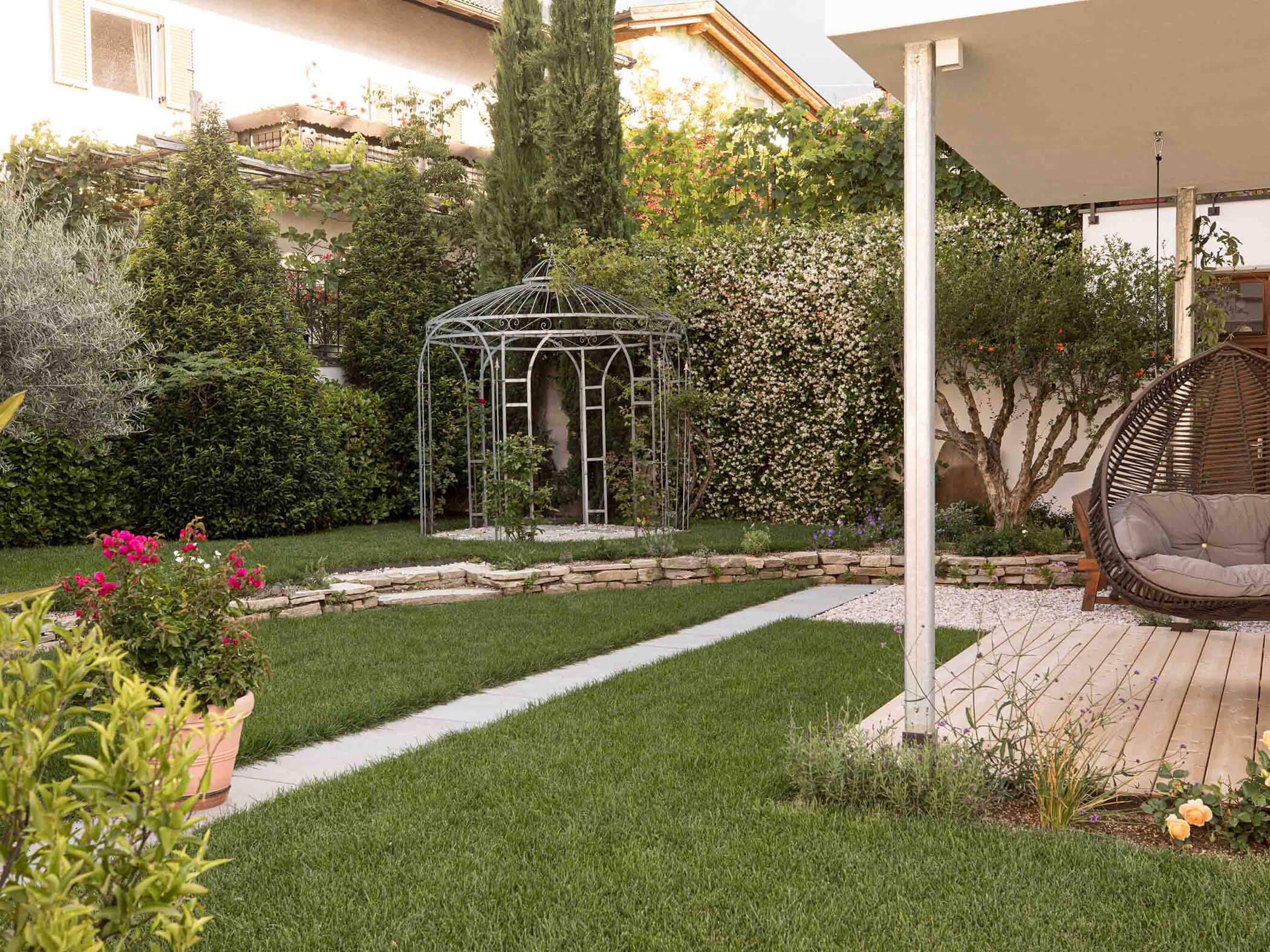 Small garden with a meadow and various plants - Hotel Patriarch