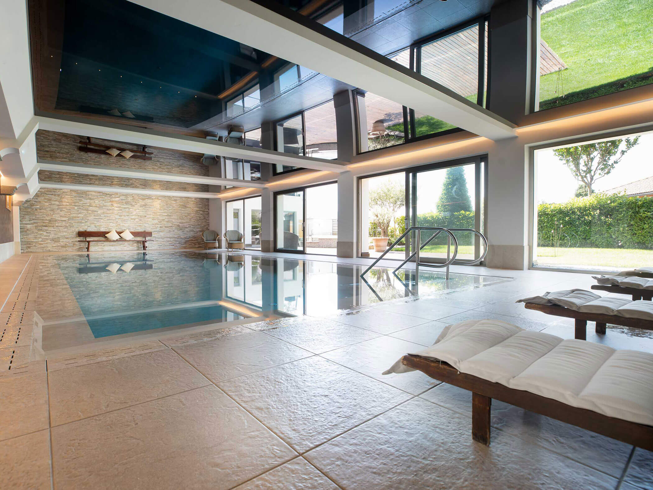 View of the indoor pool with beige tiles - Hotel Patriarch