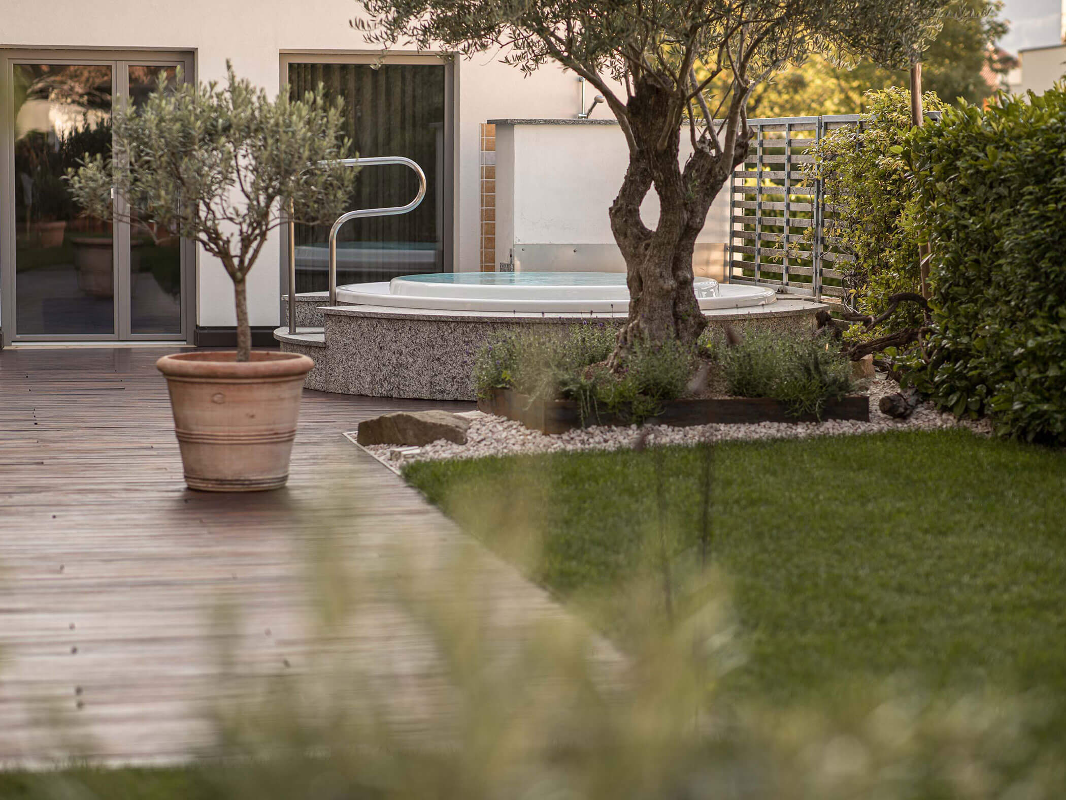 Outdoor whirlpool, with a meadow and an olive tree in front - Hotel Patriarch