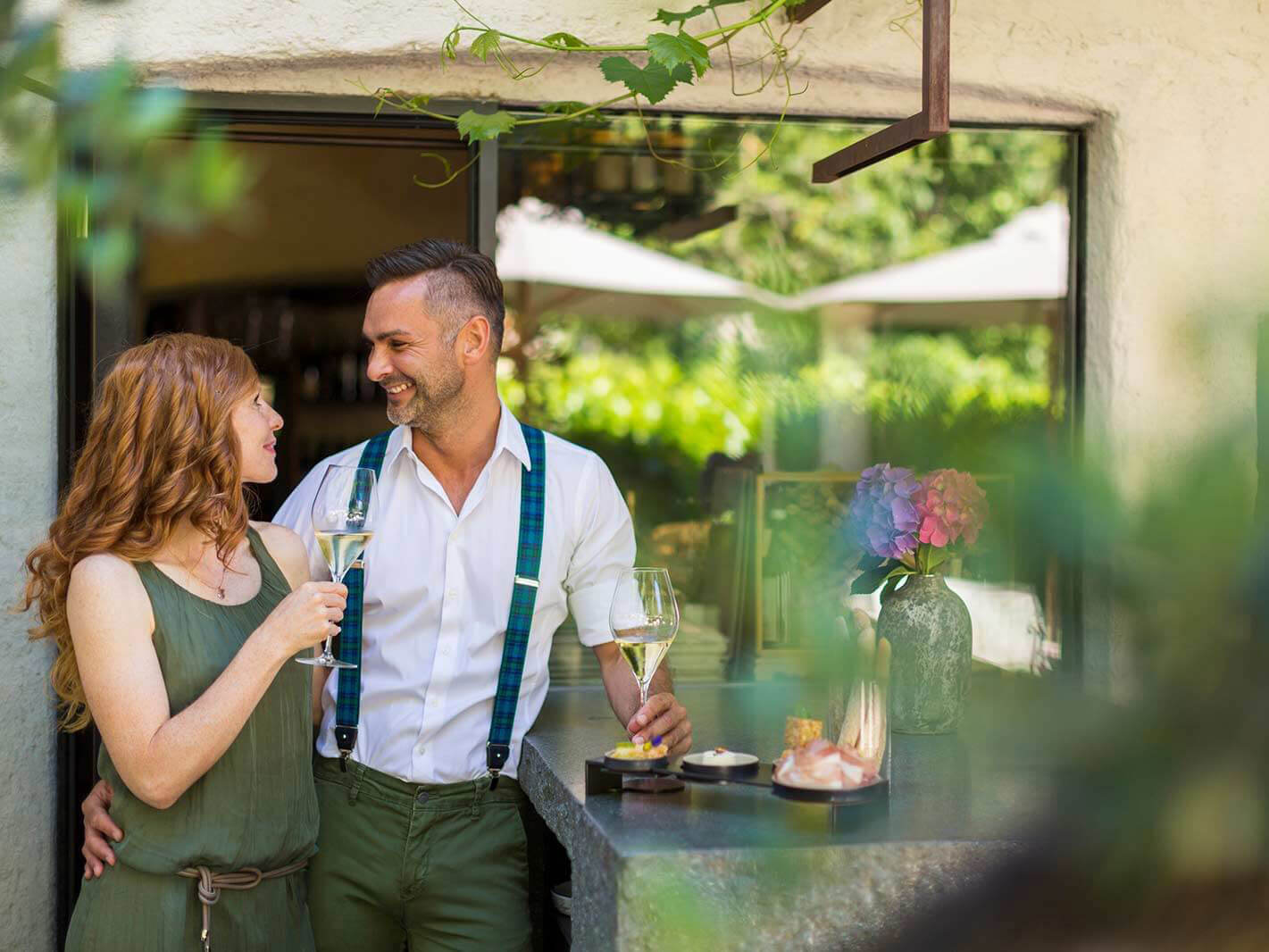 Pärchen beim Aperitif auf der Terrasse - auf dem Tisch stehen Häppchen - Hotel Patriarch