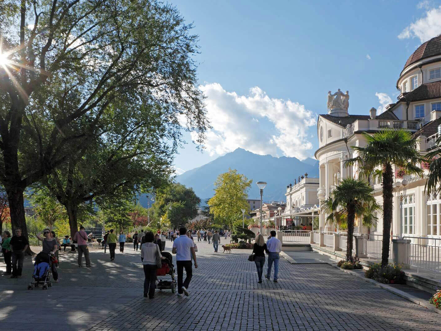 Viele Passanten spazieren durch Meran im Sommer - Hotel Patriarch