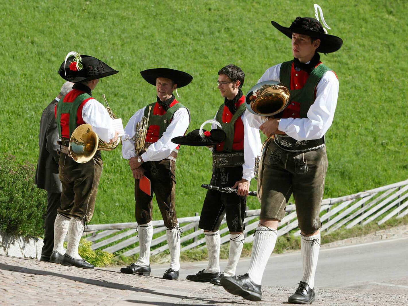 Mehrere Musikanten in der traditionellen Tracht mir ihren Instrumenten - Hotel Patriarch