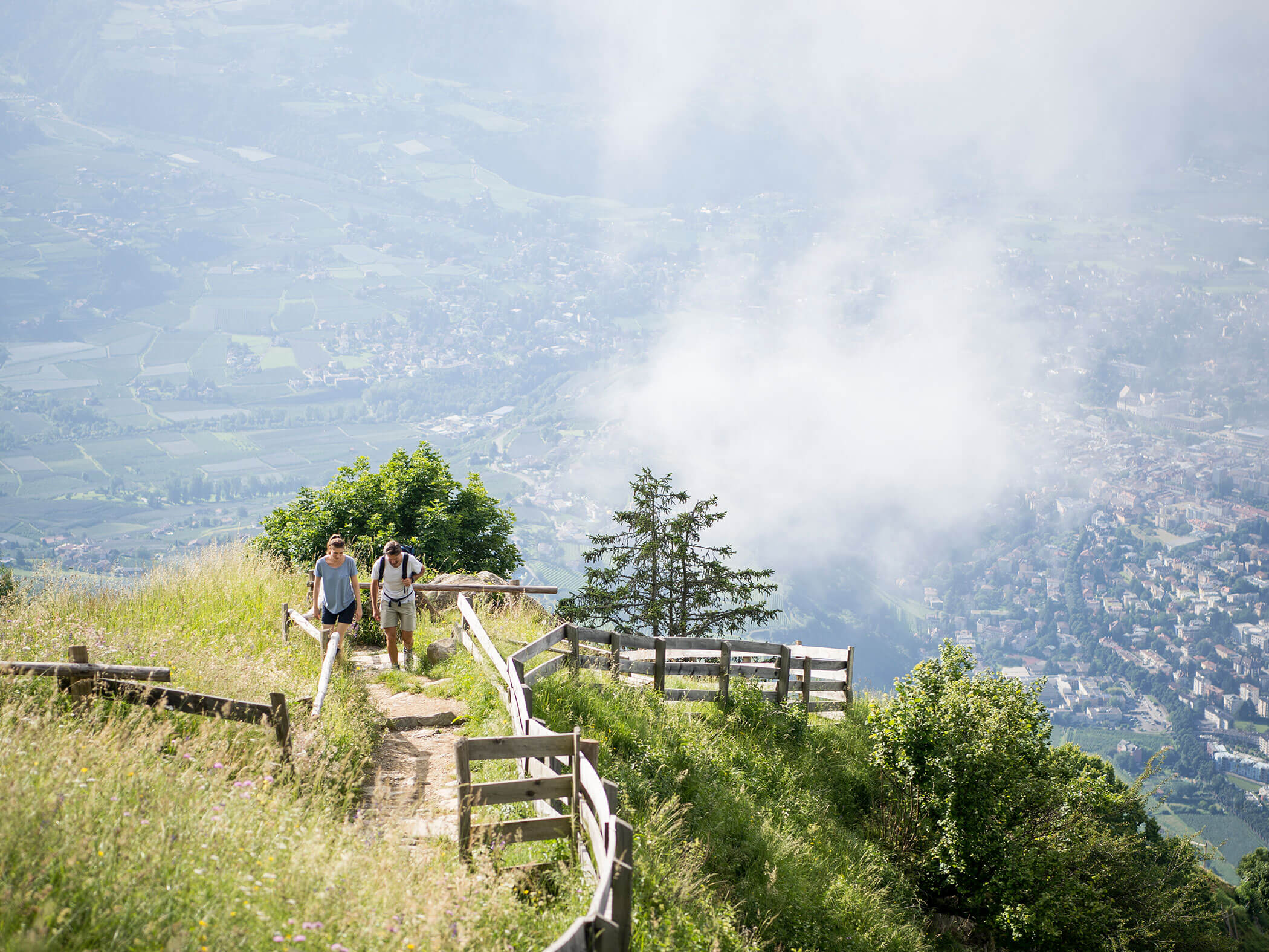 Ein Paar bei einer Wanderung auf einem umzäunten Wanderweg - Hotel Patriarch