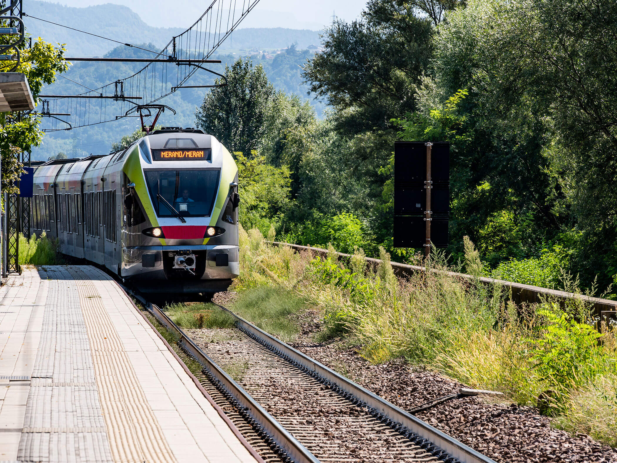 Der Zug fährt am Bahnhof ein - Hotel Patriarch