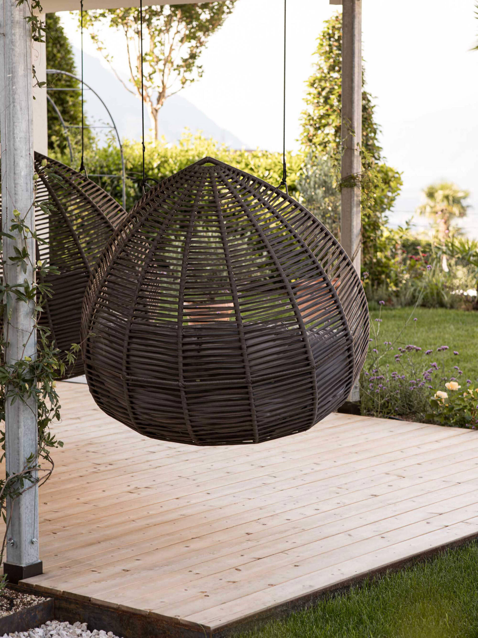 Braune Hängekörbe zum Entspannen im Freien - Hotel Patriarch