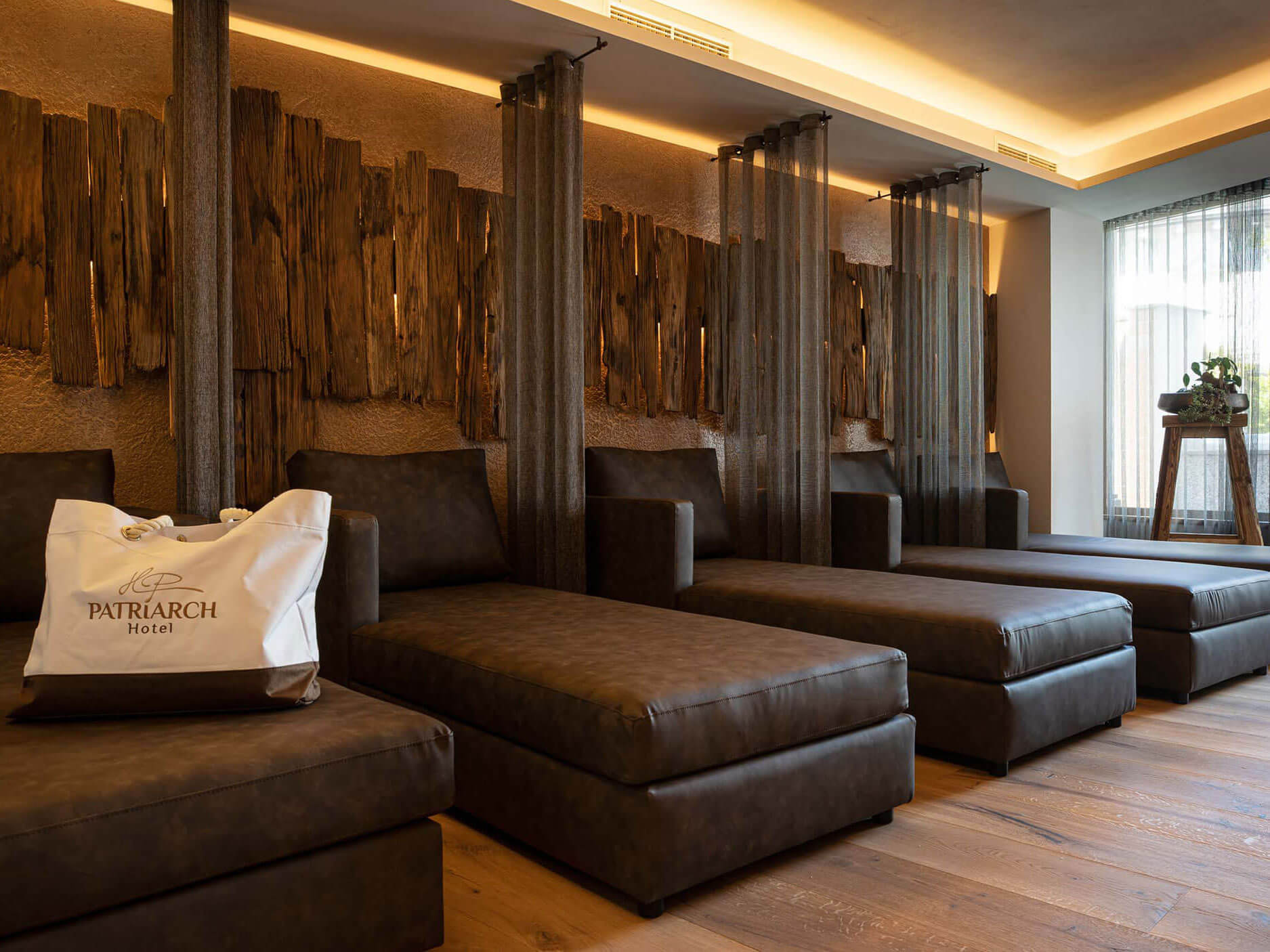 Several dark brown loungers for relaxing in the relaxation room - Hotel Patriarch
