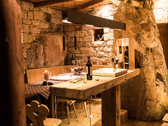 Altholztheke mit Weinflaschen und -gläser im Weinkeller - Hotel Patriarch