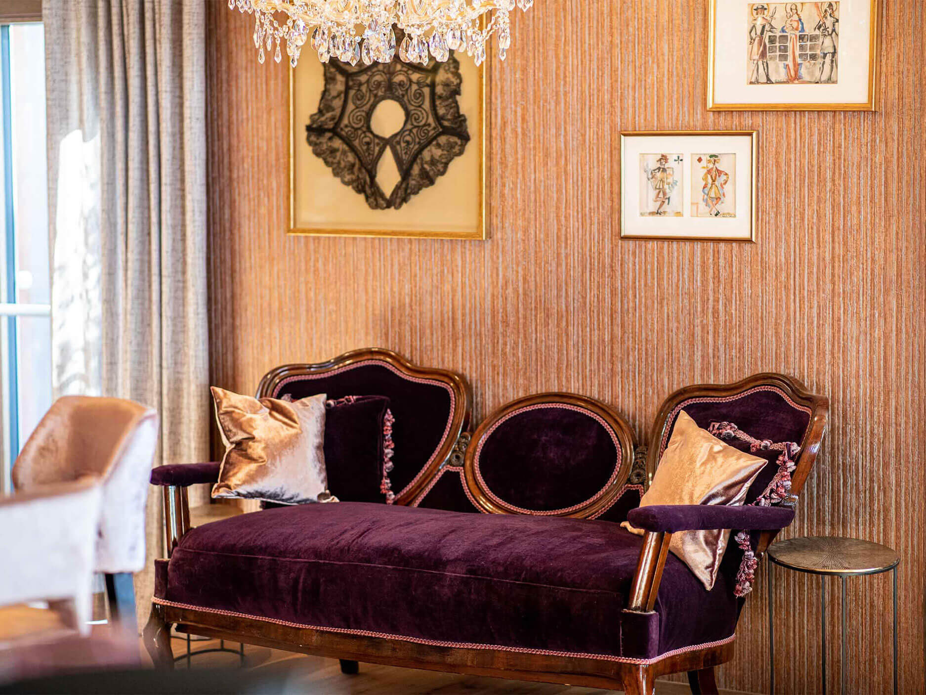 Ein violettes Sofa mit verschiedenen Kissen - Hotel Patriarch