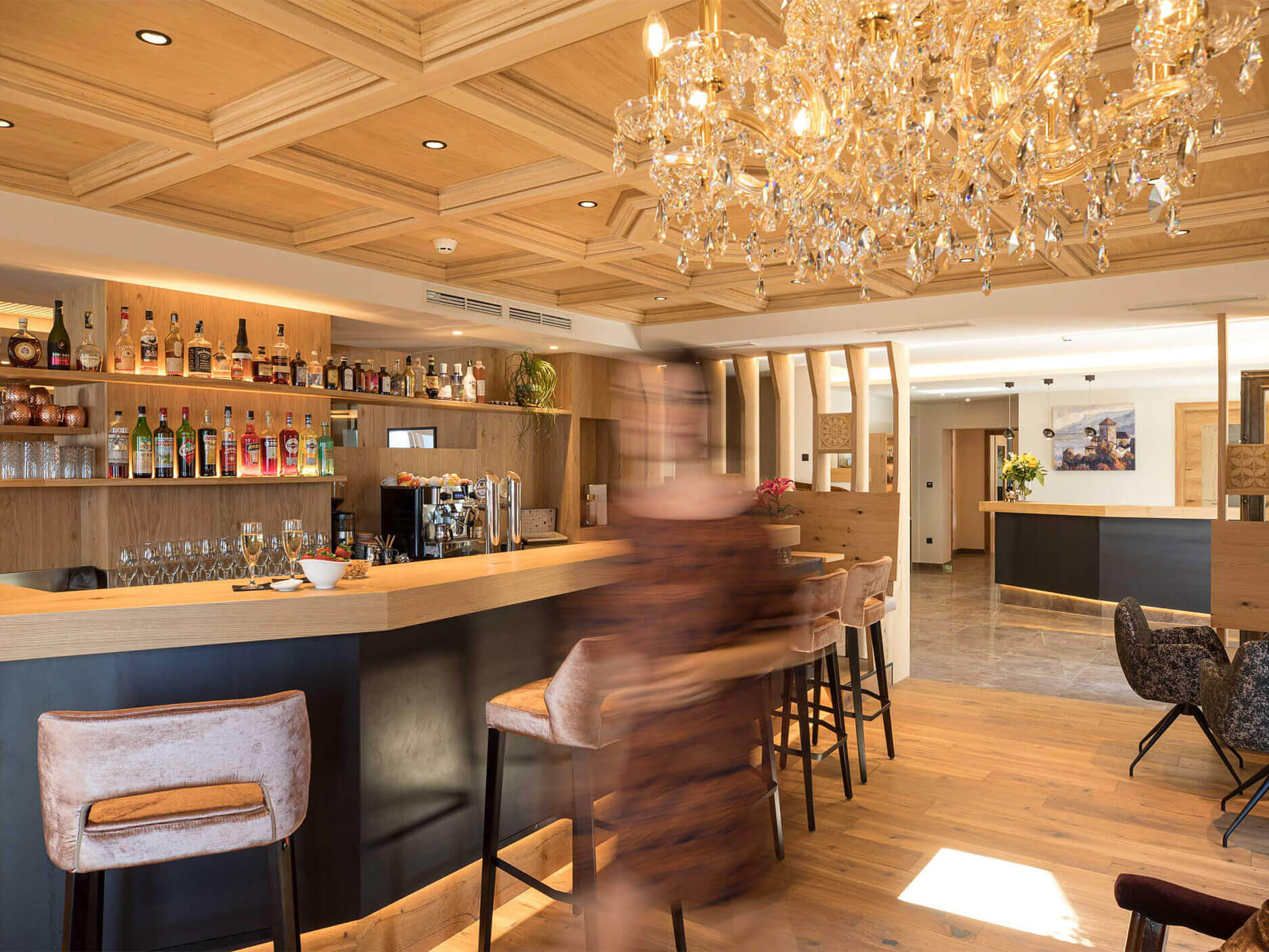 Der Barbereich aus Holz und schwarzen Elementen - Hotel Patriarch