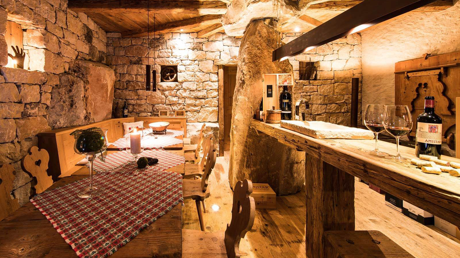 Uriger Weinkeller für Verkostungen mit mehreren Tischen und Stühlen und Steinwänden - Hotel Patriarch