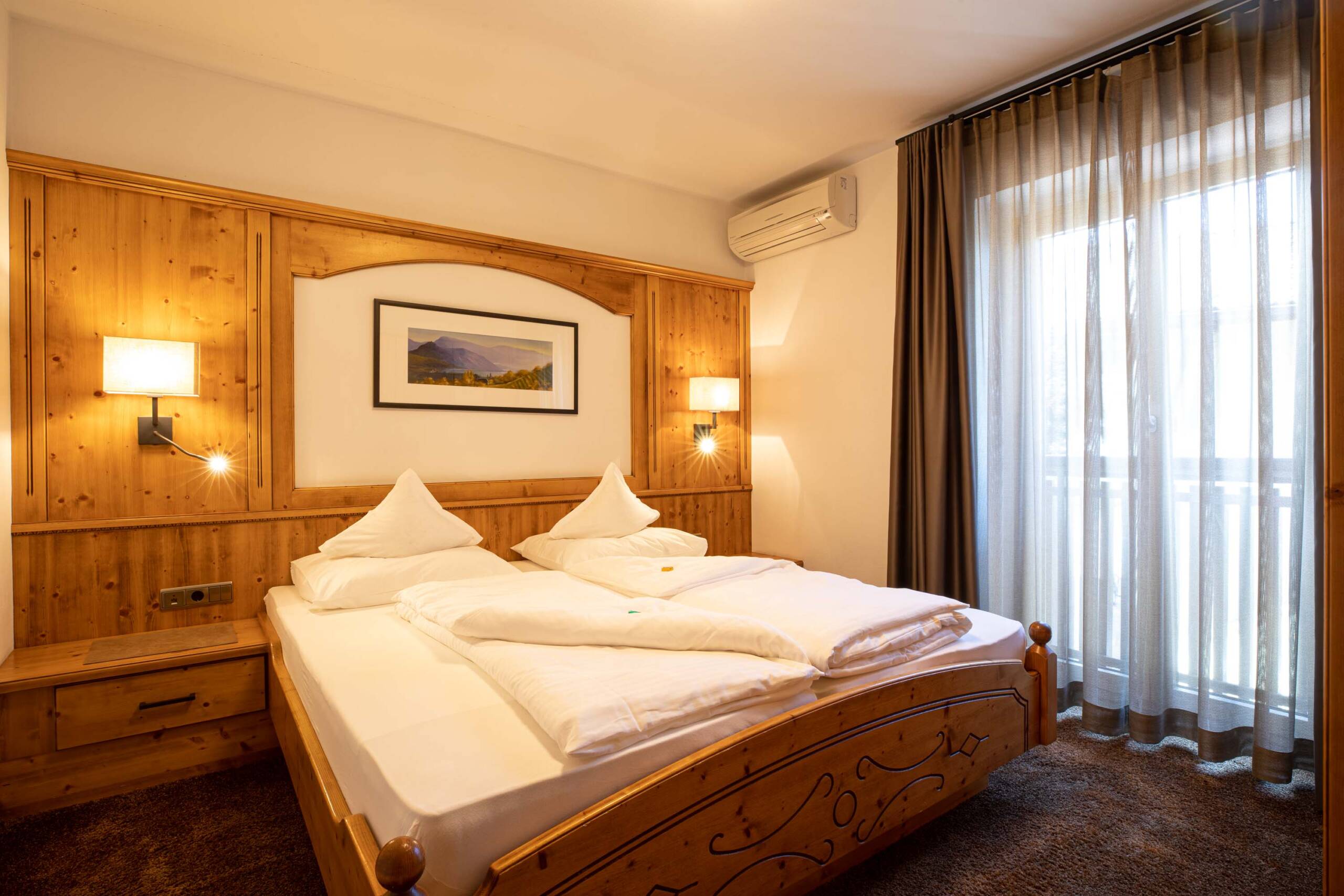 Doppelbett im Schlafzimmer vom Familienzimmer im Appartementstil - Hotel Patriarch