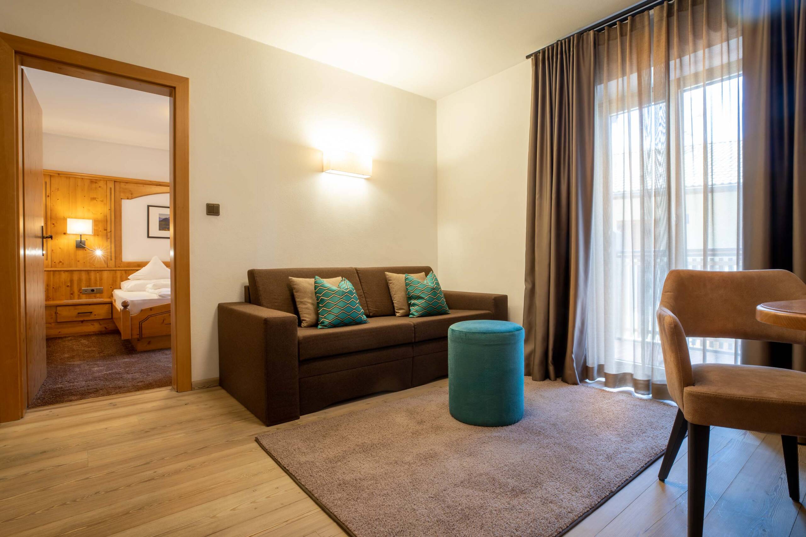 Wohnbereich mit Sofa und verschiedenen Kissen vom Familienzimmer im Appartementstil - Hotel Patriarch