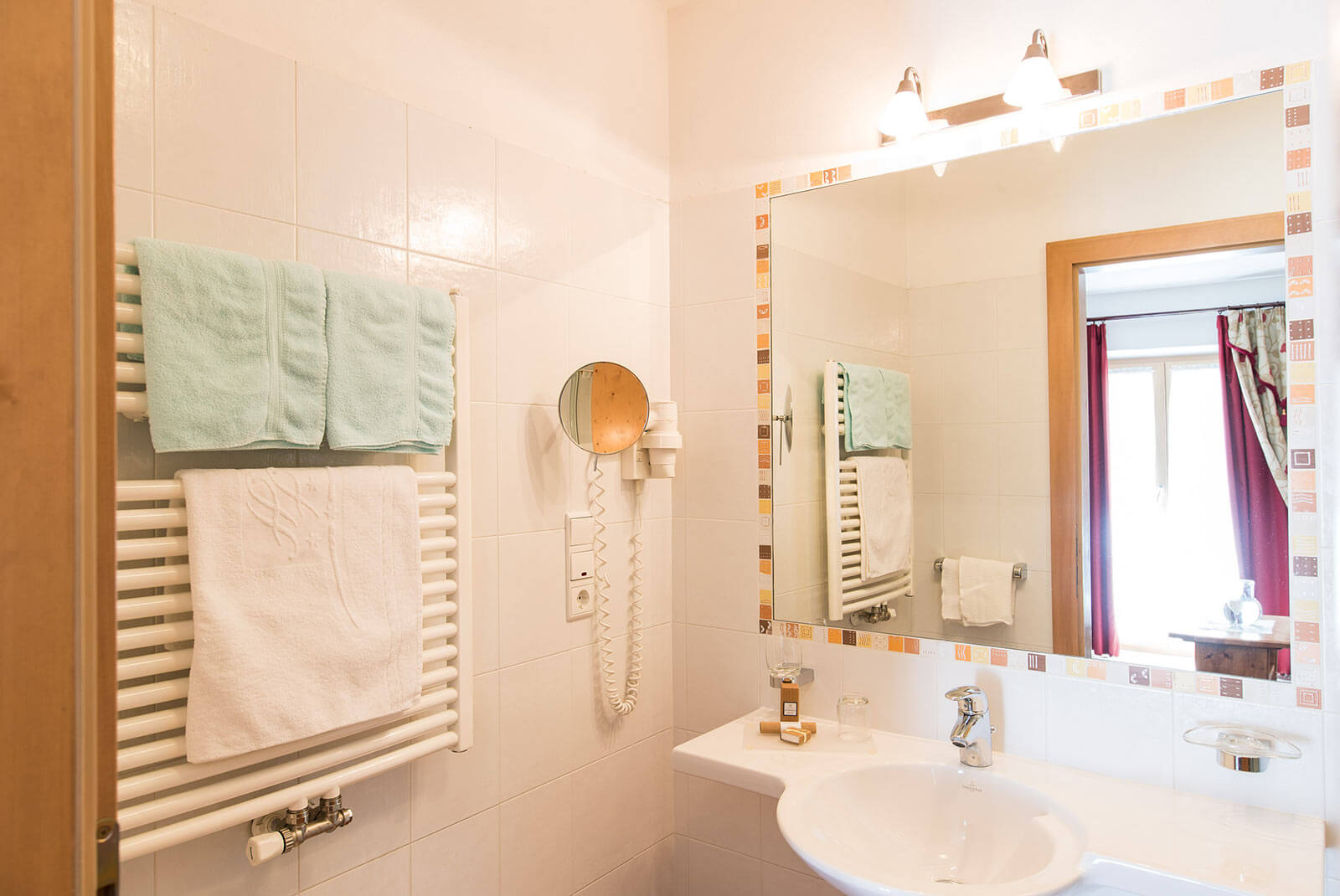 Badezimmer mit Waschbecken und Heizkörper vom Familienzimmer im Appartementstil - Hotel Patriarch