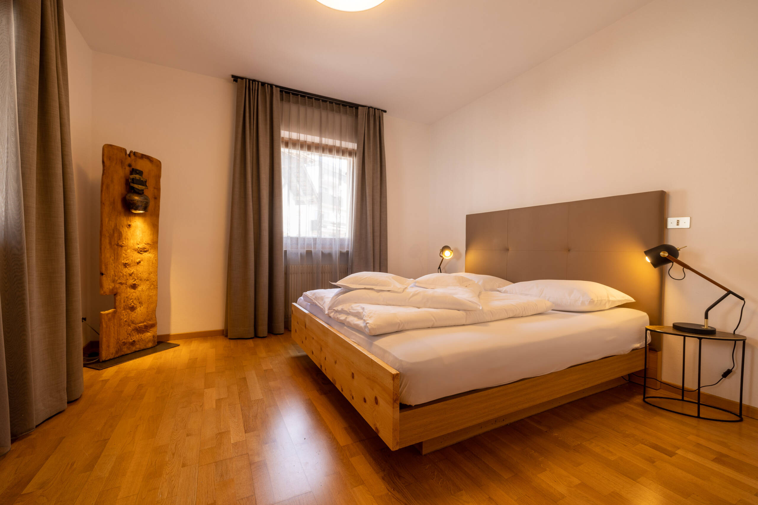 Doppelbett im Schlafzimmer der Ferienwohnung mit Hotelservice - Hotel Patriarch