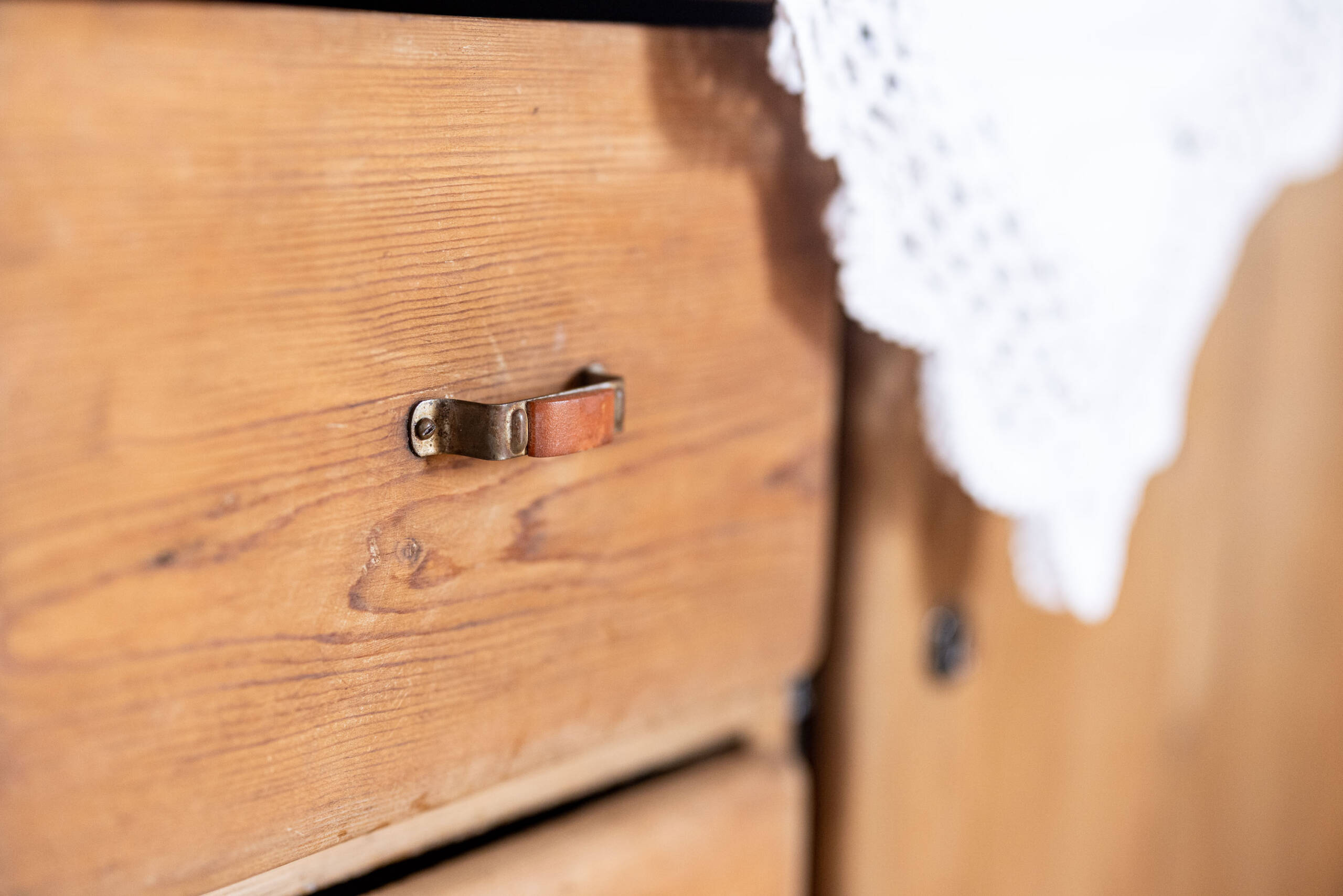 Holzschublade mit Metallgriff in der Ferienwohnung mit Hotelservice - Hotel Patriarch