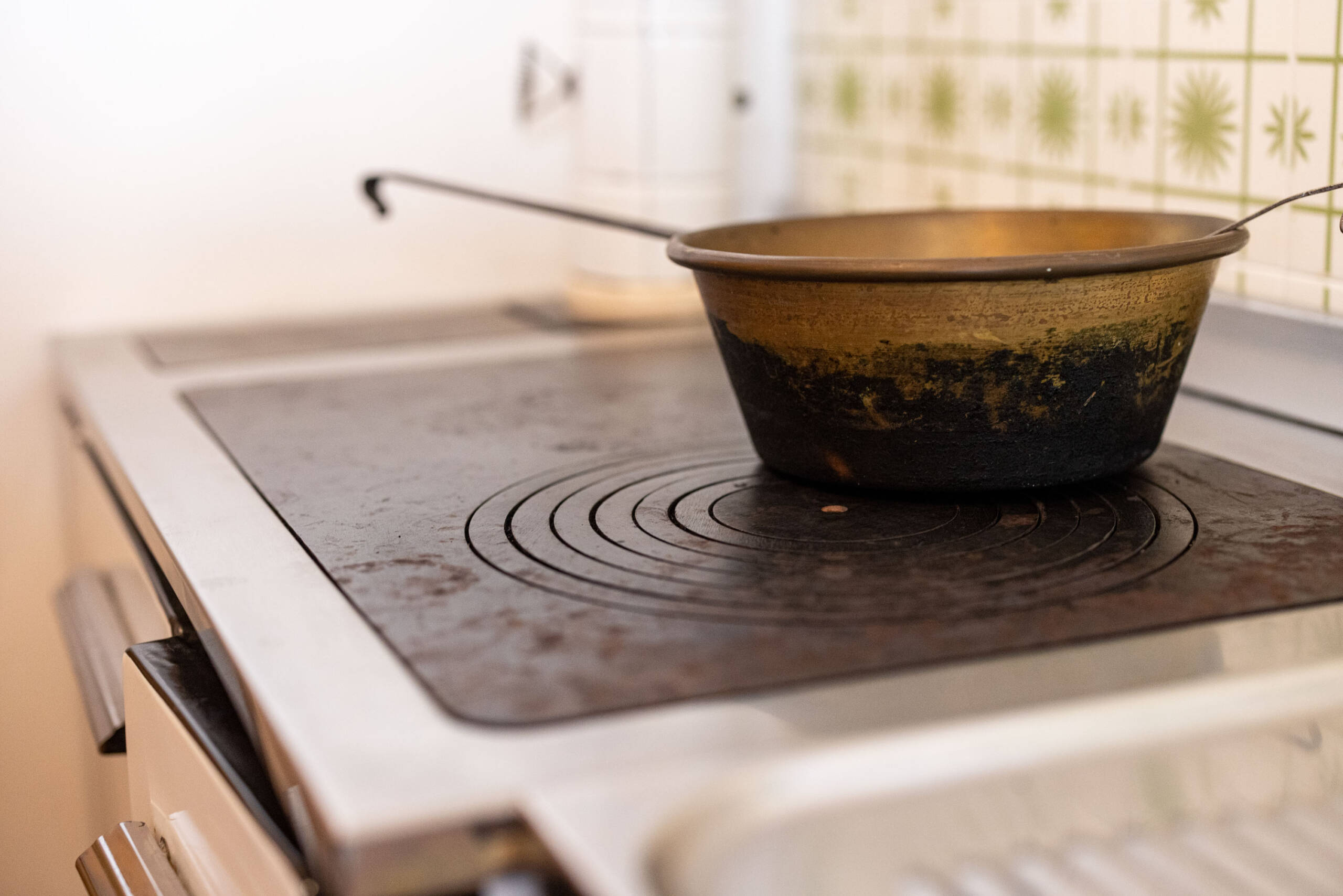 Holzherd mit einem Eisentopf in der Ferienwohnung mit Hotelservice - Hotel Patriarch