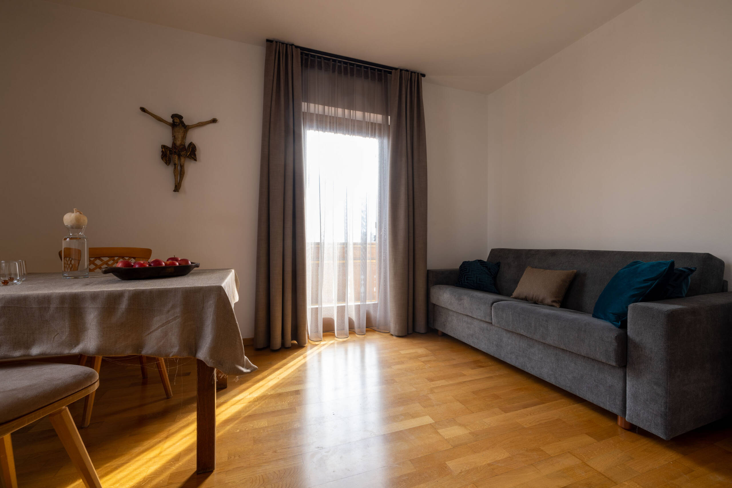 Wohnbereich mit Sofa und einem Tisch mit Stühle in der Ferienwohnung mit Hotelservice - Hotel Patriarch