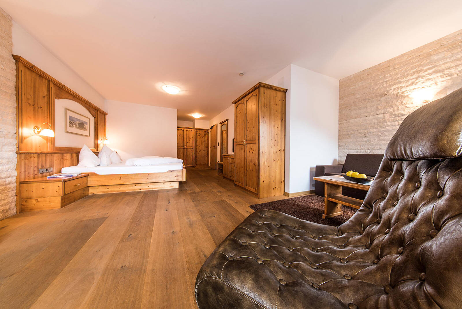 Blick vom dunkelbraunen Sessel in die Mutspitz-Suite - Hotel Patriarch