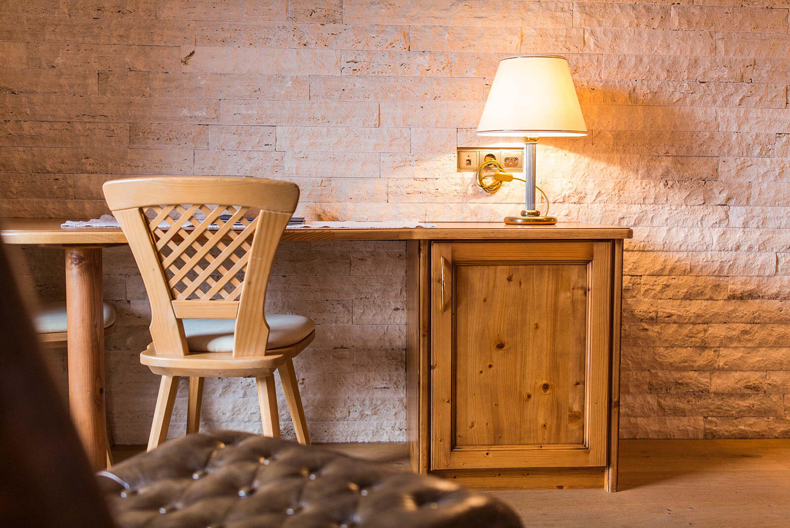 Schreibtisch und Stuhl in der Mutspitz-Suite - Hotel Patriarch