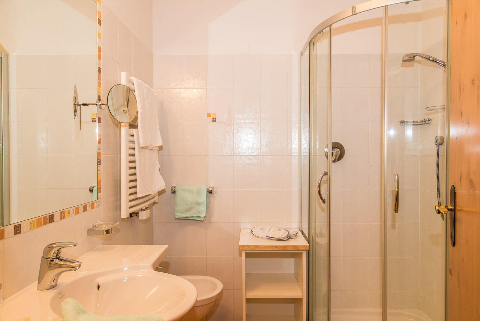 Helles Badezimmer mit Dusche und Waschbecken der Mutspitz-Suite - Hotel Patriarch