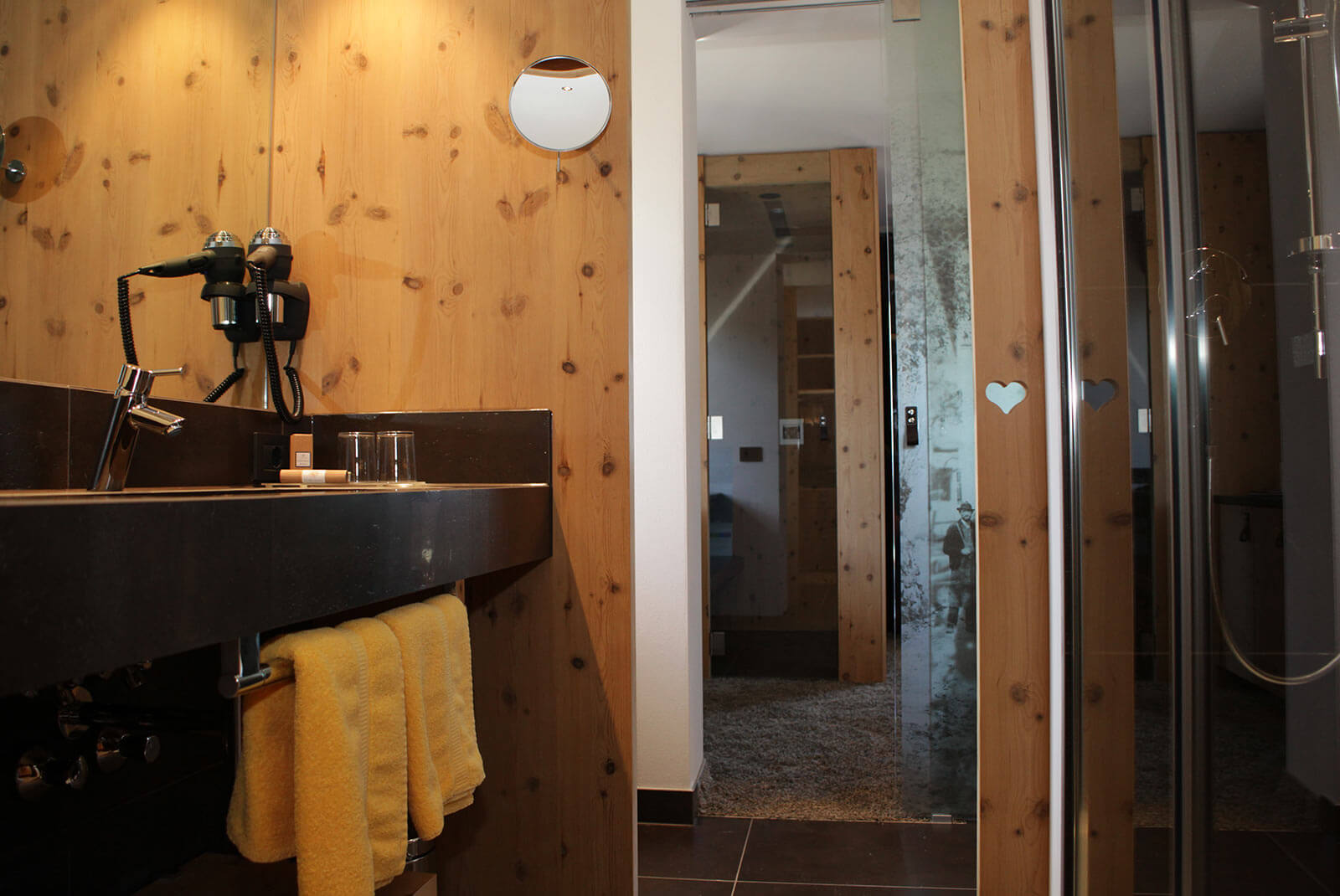 Badezimmer mit Dusche und Waschbecken der Rosensuite zur Sonnenseite - Hotel Patriarch