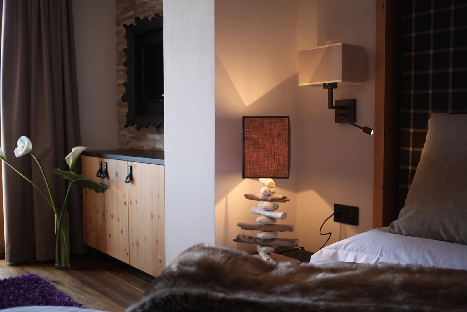 Detailaufnahme vom Bett und der Nachttischlampe im Sonnenzimmer - Hotel Patriarch