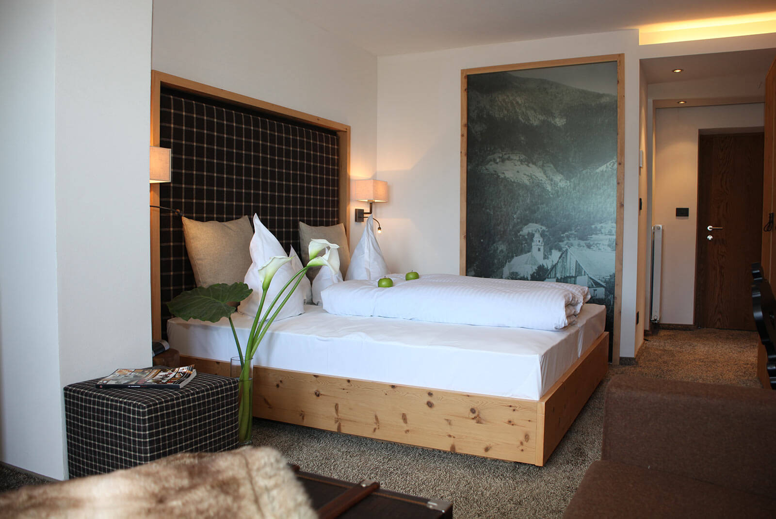 Doppelbett und Kopfteil aus kariertem Stoff im Sonnenzimmer - Hotel Patriarch